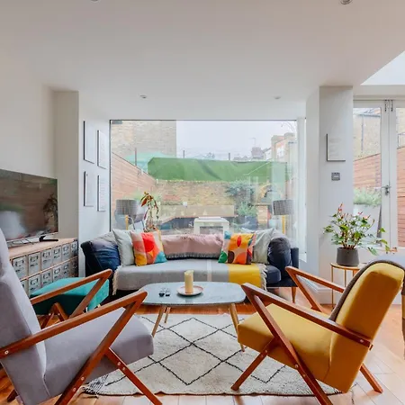 Apartment Period-chic 2bd Flat With Private Patio