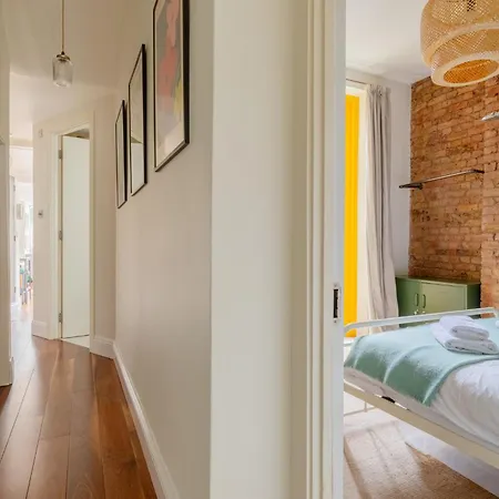 Period-chic 2bd Flat With Private Patio London