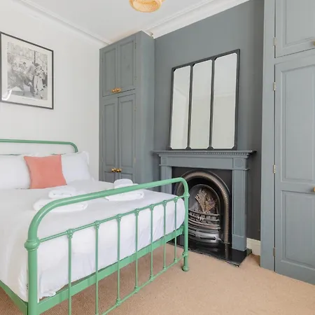 Apartment Period-chic 2bd Flat With Private Patio