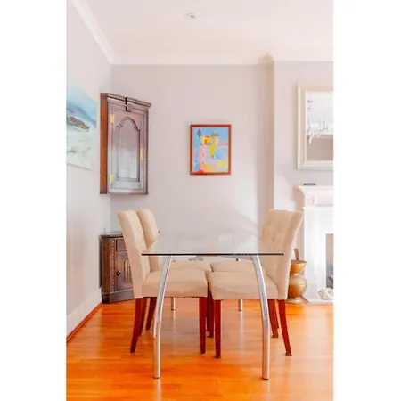 Apartment Sophisticated 2bd Flat With Patio West Kensington London