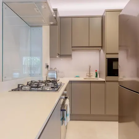 Apartment Sophisticated 2bd Flat With Patio West Kensington London