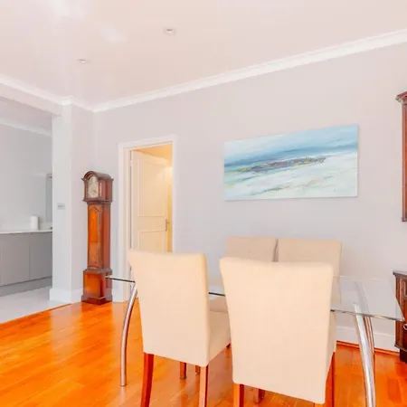 Sophisticated 2bd Flat With Patio West Kensington Apartment