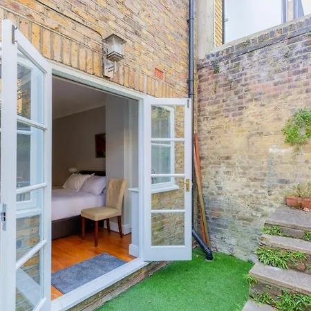 Sophisticated 2bd Flat With Patio West Kensington Apartment London