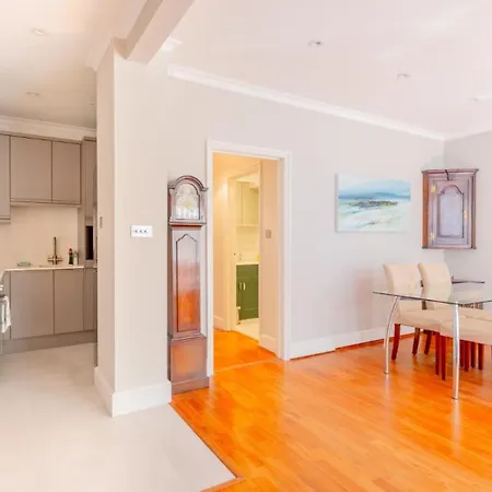 Sophisticated 2bd Flat With Patio West Kensington