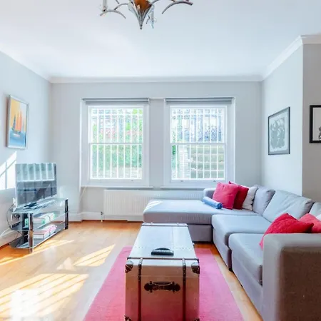 Sophisticated 2bd Flat With Patio West Kensington Apartment