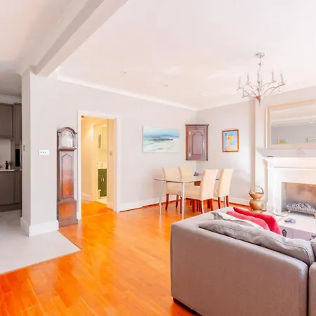 Apartment Sophisticated 2bd Flat With Patio West Kensington
