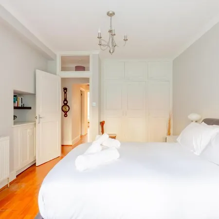 Apartment Sophisticated 2bd Flat With Patio West Kensington London