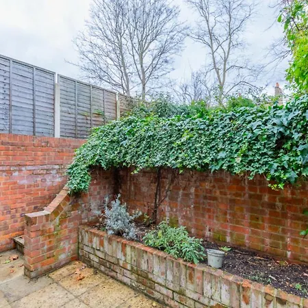 Spacious And Inviting 4bd Haggerston Apartment