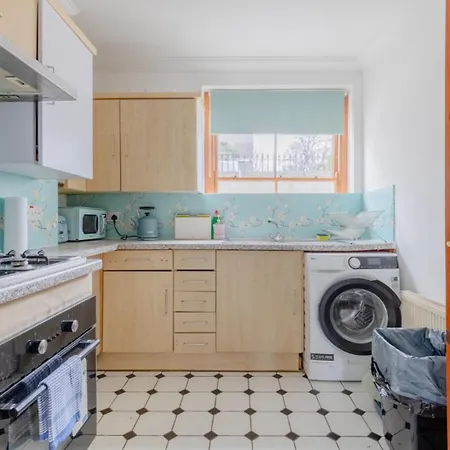 Spacious And Inviting 4bd Haggerston Apartment