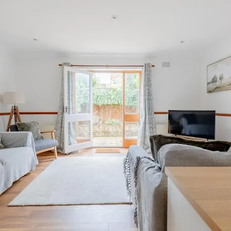 Spacious And Inviting 4bd Haggerston Apartment London