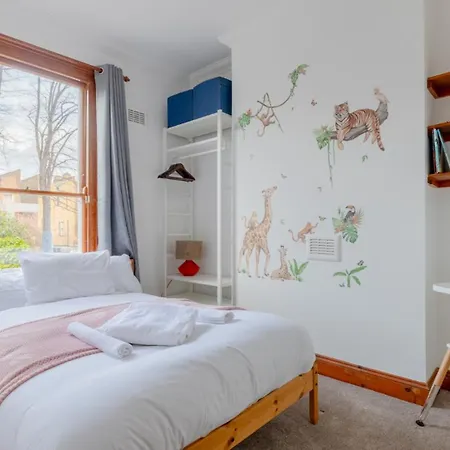 Spacious And Inviting 4bd Haggerston Apartment