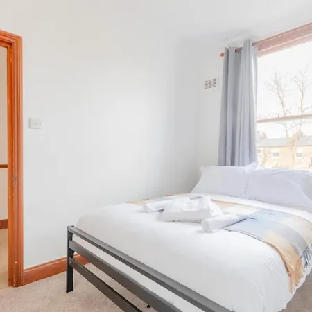 Spacious And Inviting 4bd Haggerston London