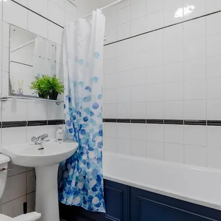Spacious And Inviting 4bd Haggerston Apartment