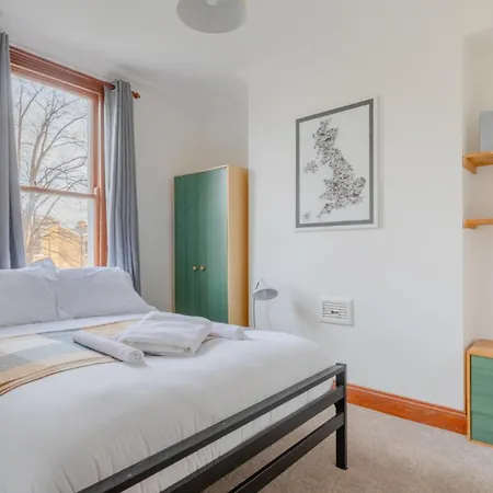 Spacious And Inviting 4bd Haggerston Apartment