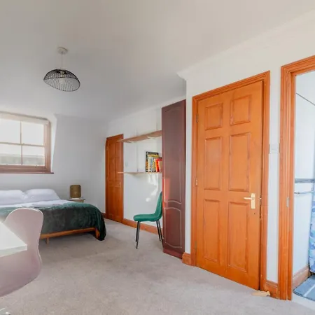 Spacious And Inviting 4bd Haggerston Apartment