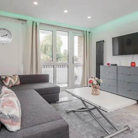 Lovely 2-bedroom With Balcony And Park View *