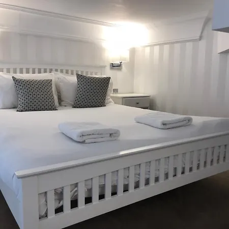 Luxury Mezzanine In Kensington / Earls Court Garden Square Apartment