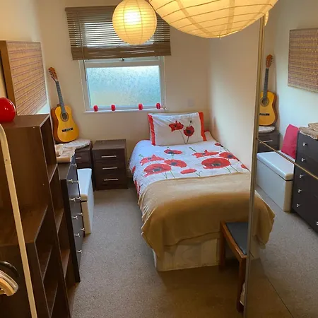 Holiday home 35 Mins To London. 3 Bedrooms. 2 Bathrooms With Garden London