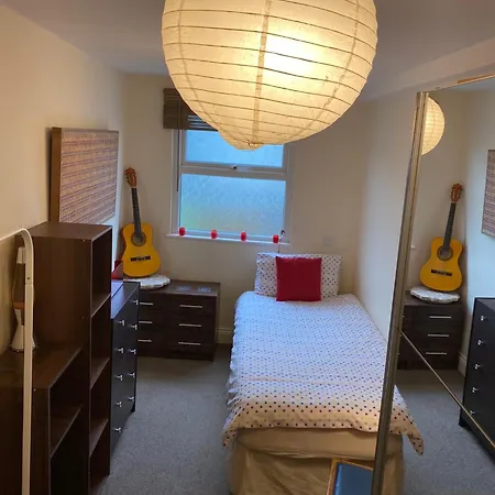 35 Mins To London. 3 Bedrooms. 2 Bathrooms With Garden *