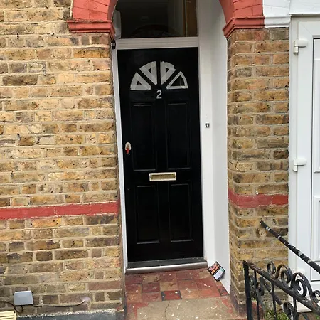 35 Mins To London. 3 Bedrooms. 2 Bathrooms With Garden Holiday home