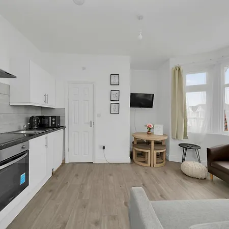 Apartment Startlet - On Elizabeth Line With Free Parking