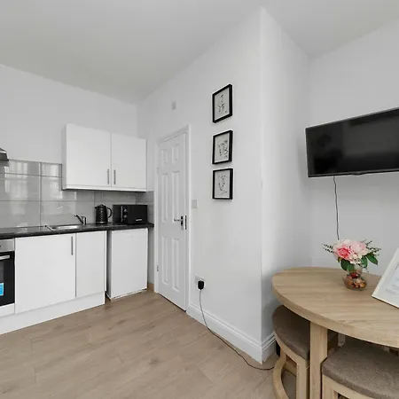 Apartment Startlet - On Elizabeth Line With Free Parking