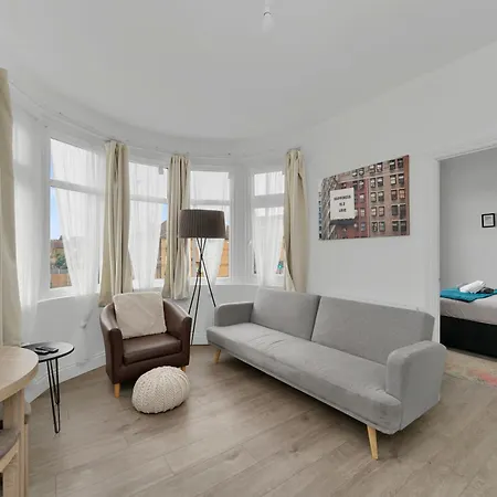 Apartment Startlet - On Elizabeth Line With Free Parking London