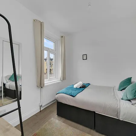Startlet - On Elizabeth Line With Free Parking Apartment *