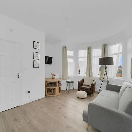 Startlet - On Elizabeth Line With Free Parking London