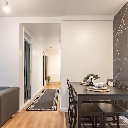 Shepherds Haven Luxury 4 Bed Flat With Self Check In Apartment *