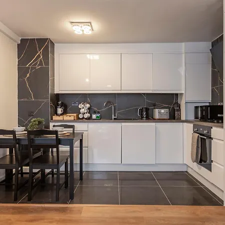 Apartment Shepherds Haven Luxury 4 Bed Flat With Self Check In *