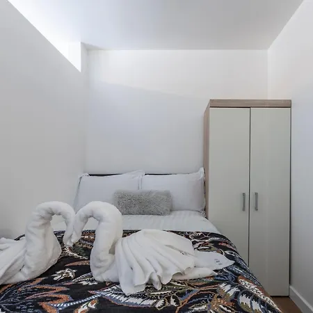 Shepherds Haven Luxury 4 Bed Flat With Self Check In Apartment London