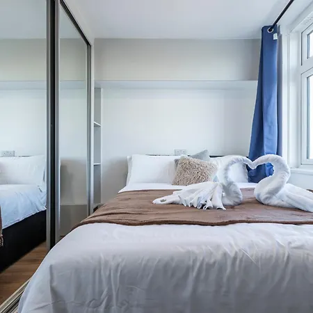 Shepherds Haven Luxury 4 Bed Flat With Self Check In * London