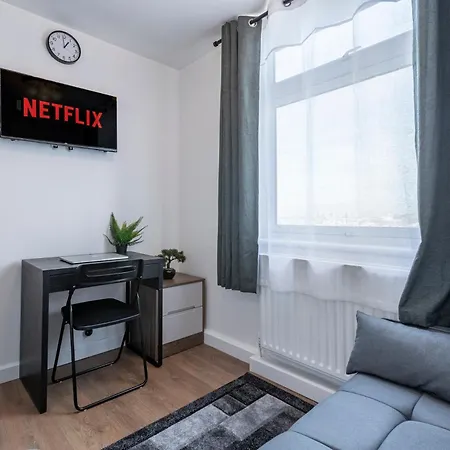 Apartment Shepherds Haven Luxury 4 Bed Flat With Self Check In London