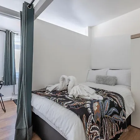 Apartment Shepherds Haven Luxury 4 Bed Flat With Self Check In
