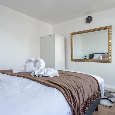 Shepherds Haven Luxury 4 Bed Flat With Self Check In Apartment *