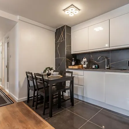Shepherds Haven Luxury 4 Bed Flat With Self Check In Apartment London