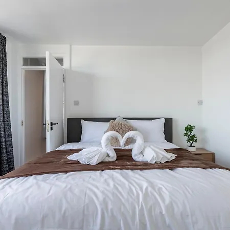 Shepherds Haven Luxury 4 Bed Flat With Self Check In Apartment