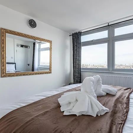 Apartment Shepherds Haven Luxury 4 Bed Flat With Self Check In London