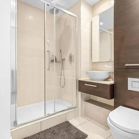 Station 1 Minute, Gym , Smart Tv , 1 Min To Westfield Centre * London