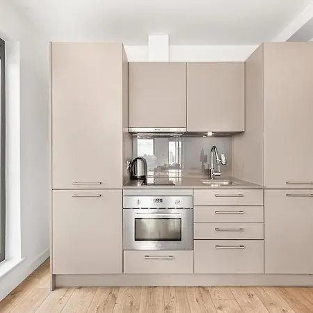Station 1 Minute, Gym , Smart Tv , 1 Min To Westfield Centre アパート ロンドン