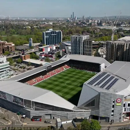 Modern Amazing Spring Offer Longer Sleeps 6 Free Gym Free Underground Parking Fast Wifi 5 Mins To Stadium Direct Travel To Heathrow Airport Apartment *