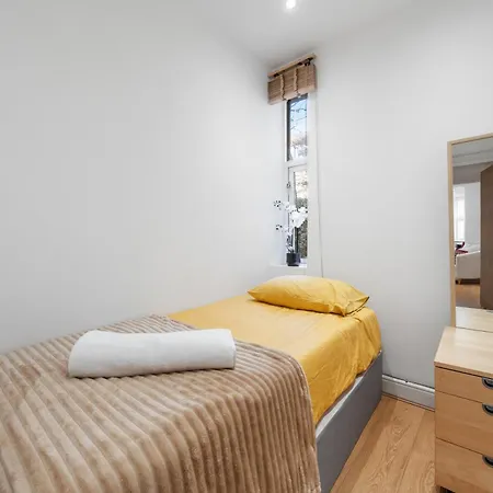 Holland Park Flat, 2bed 2bath, Breakfast, Lgf London