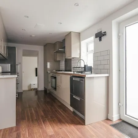 Spacious 3 Bedroom With Ps5 And Pool Table Near O2 Arena Canary Wharf And Elizabeth Line To * London
