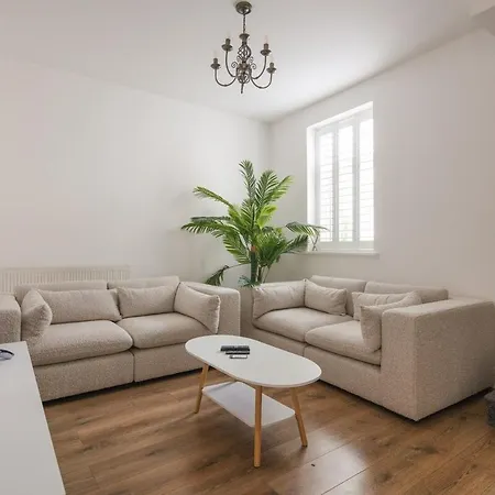 Spacious 3 Bedroom With Ps5 And Pool Table Near O2 Arena Canary Wharf And Elizabeth Line To Apartment London
