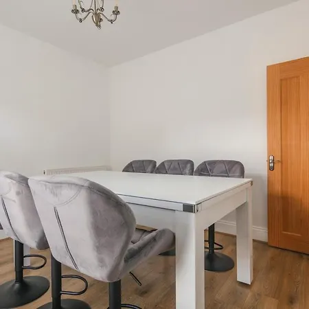 Spacious 3 Bedroom With Ps5 And Pool Table Near O2 Arena Canary Wharf And Elizabeth Line To Apartment