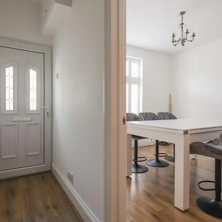 Spacious 3 Bedroom With Ps5 And Pool Table Near O2 Arena Canary Wharf And Elizabeth Line To Apartment *