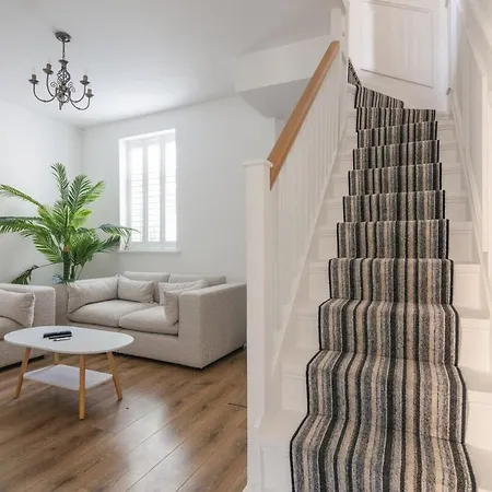 Spacious 3 Bedroom With Ps5 And Pool Table Near O2 Arena Canary Wharf And Elizabeth Line To *