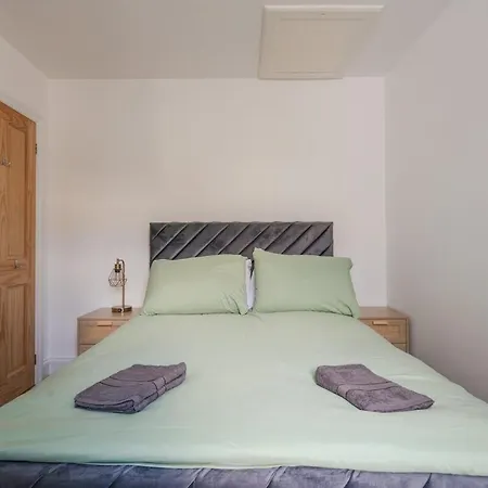 Spacious 3 Bedroom With Ps5 And Pool Table Near O2 Arena Canary Wharf And Elizabeth Line To * London