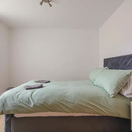 Spacious 3 Bedroom With Ps5 And Pool Table Near O2 Arena Canary Wharf And Elizabeth Line To